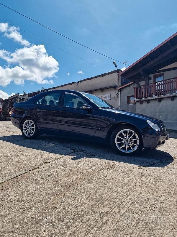 Usata Mercedes 200 122 CV (89 kW) 2003 Blu Berlina