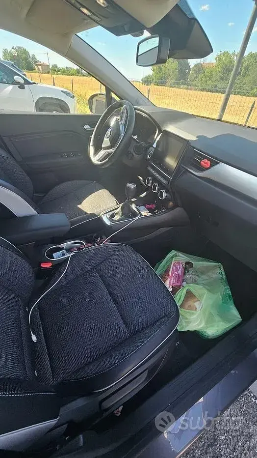 Usata Renault Captur 101 CV (74 kW) 2024 Grigio SUV