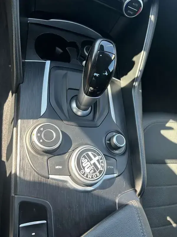 Begagnad Alfa Romeo Giulia Business 150 HK (110 kW) 2017 Grå Sedan