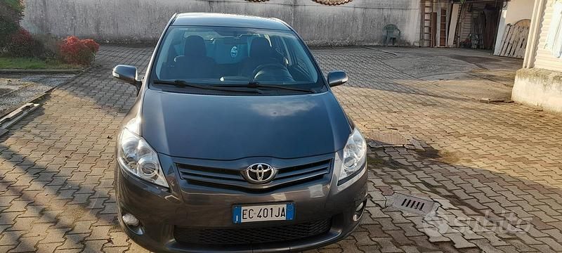 Usata Toyota Auris Sol 126 CV (92 kW) 2010 Marrone Berlina