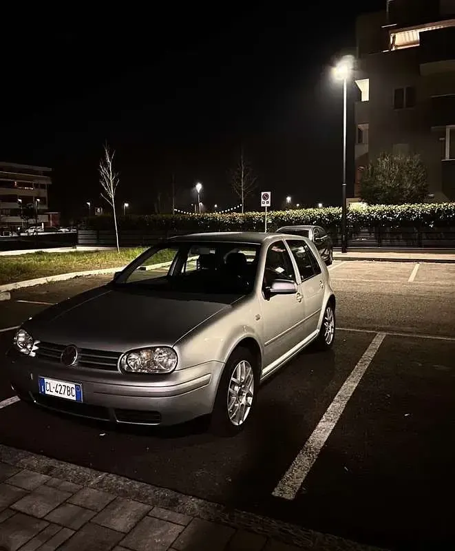 Usata VW Golf IV Trendline 105 CV (77 kW) 2004 Berlina