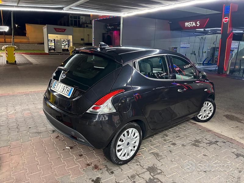 Usata Lancia Ypsilon 95 CV (69 kW) 2015 Nero Utilitaria