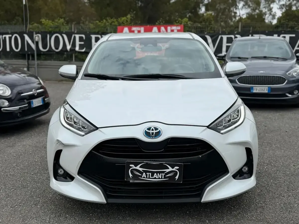 Usata Toyota Yaris Hybrid Lounge 92 CV (67 kW) 2021 Bianco Utilitaria