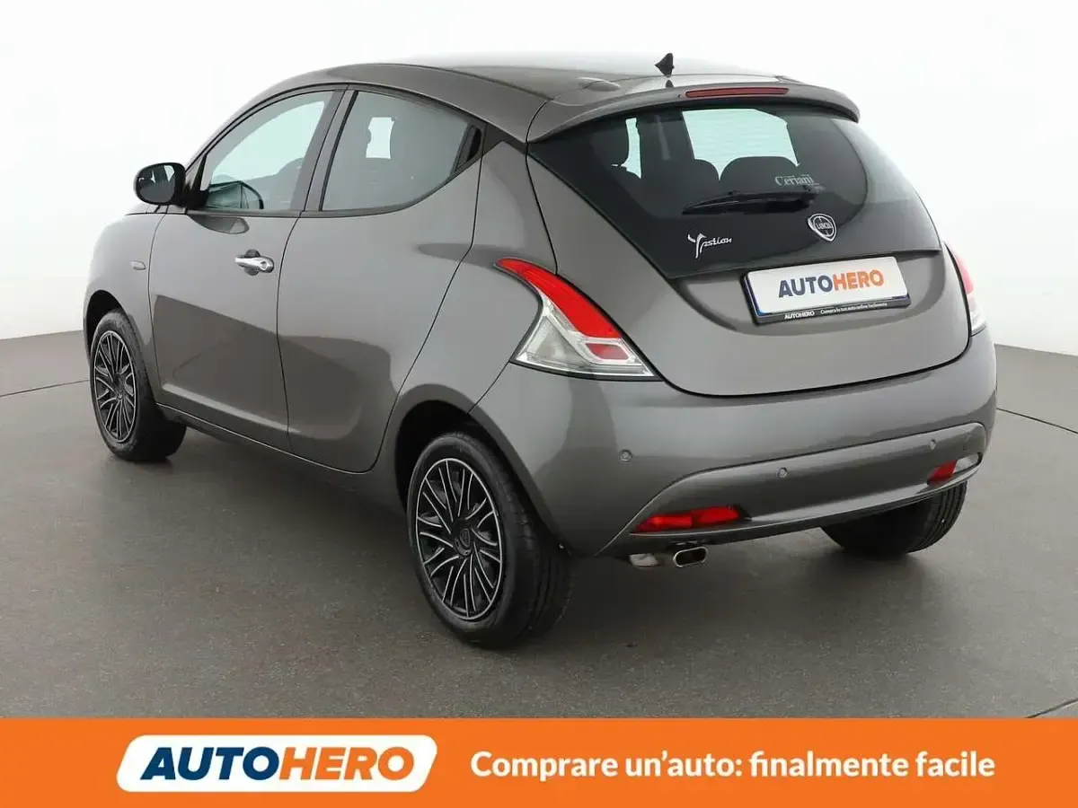 Usata Lancia Ypsilon Gold 69 CV (50 kW) 2018 Grigio Utilitaria