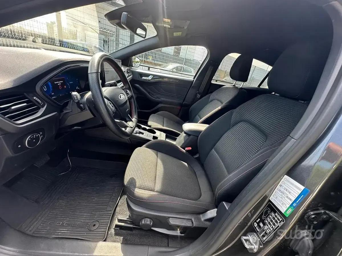 Usata Ford Focus ST-Line 116 CV (85 kW) 2023 Grigio Berlina