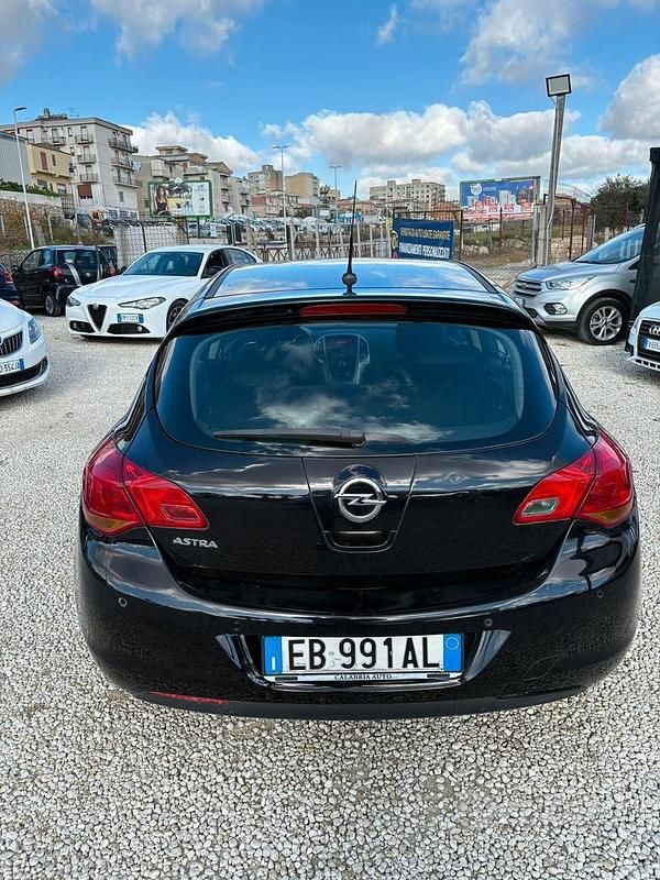 Usata Opel Astra Cosmo 100 CV (73 kW) 2010 Blu Berlina