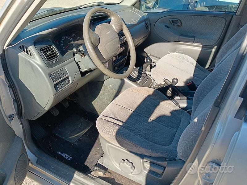 Usata Suzuki Grand Vitara 109 CV (80 kW) 2005 Argento SUV