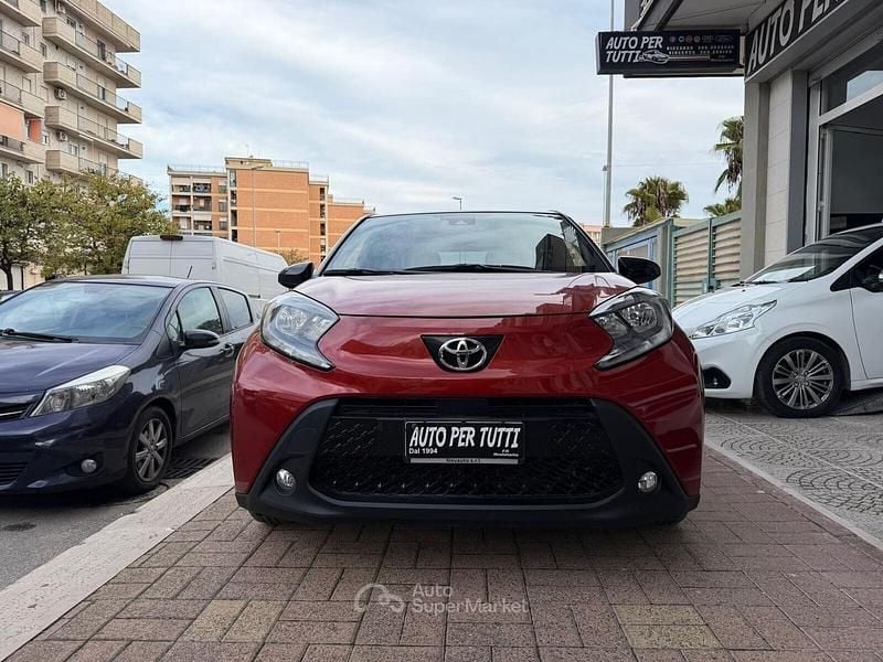 Usata Toyota Aygo Lounge 72 CV (52 kW) 2022 Rosso Utilitaria