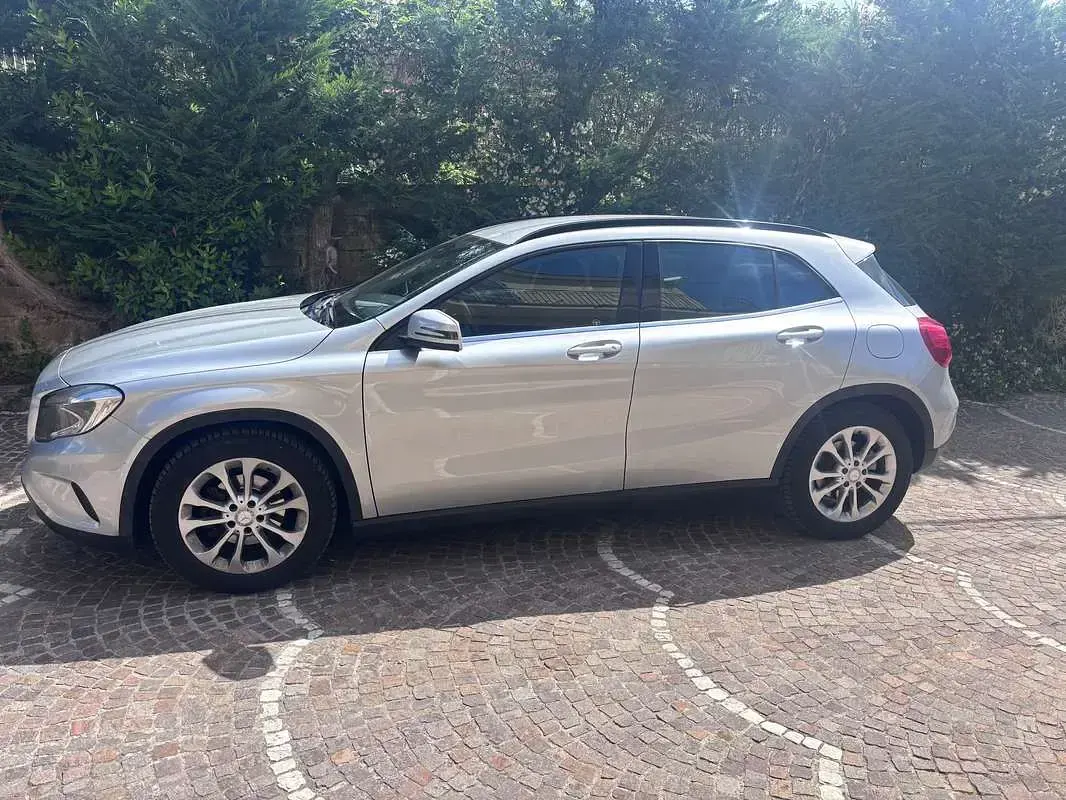 Usata Mercedes GLA180 Business 109 CV (80 kW) 2017 Argento SUV