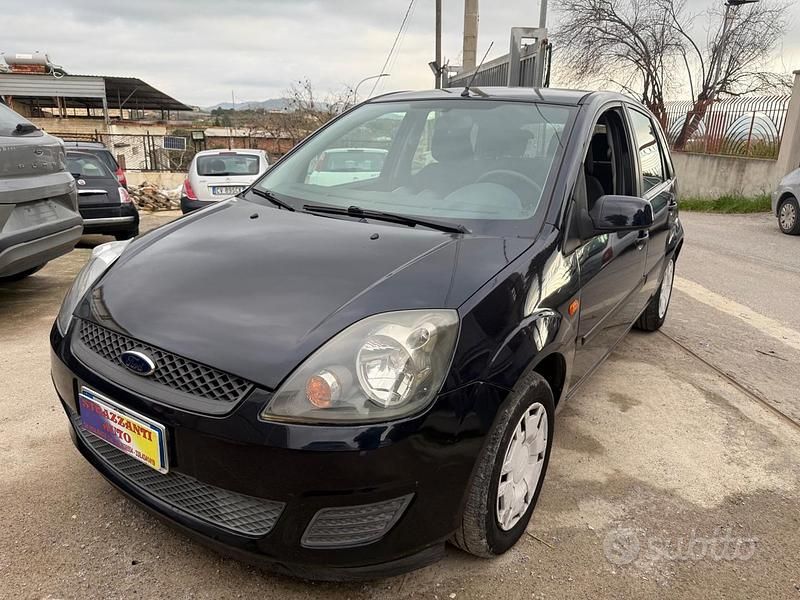 Usata Ford Fiesta Ghia 75 CV (55 kW) 2007 Nero Utilitaria