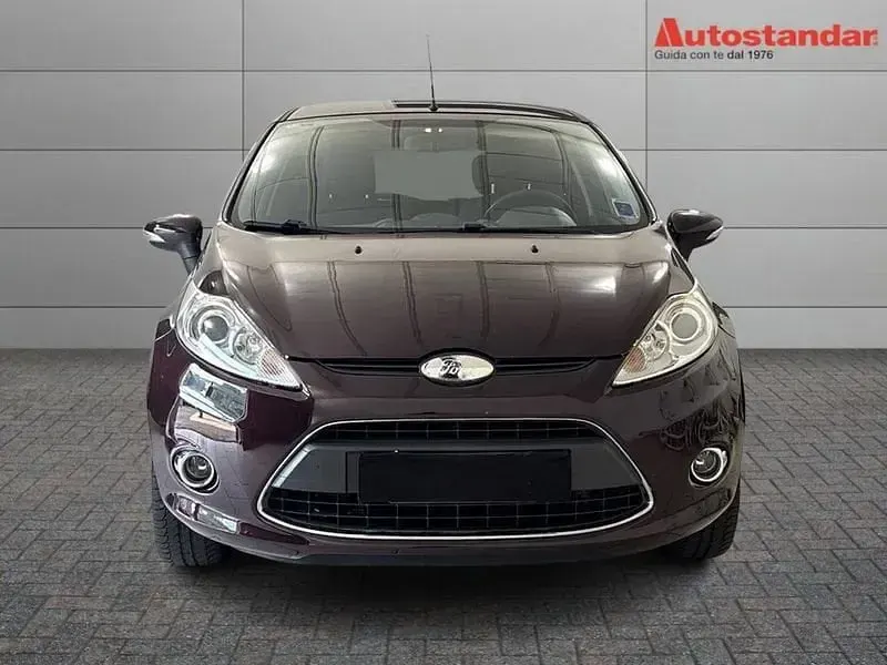 Usata Ford Fiesta Titanium 82 CV (60 kW) 2010 Viola Utilitaria
