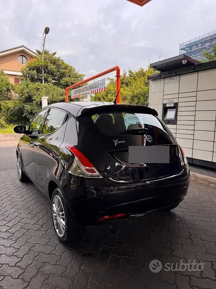 Usata Lancia Ypsilon Platinum 69 CV (50 kW) 2017 Nero Utilitaria