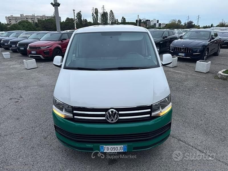 Usata VW Caravelle Comfortline 150 CV (110 kW) 2016 Verde Monovolume