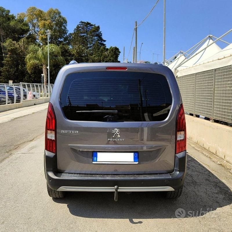 Usata Peugeot Rifter Allure 131 CV (96 kW) 2021 Grigio Monovolume