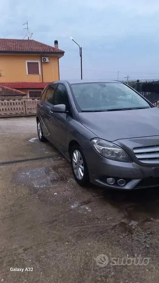 Usata Mercedes B180 122 CV (89 kW) 2012 Grigio Utilitaria