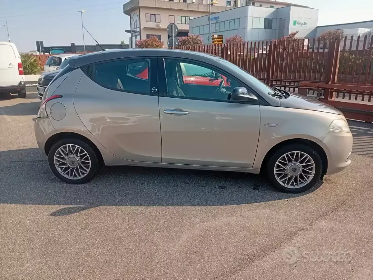 Usata Lancia Ypsilon 69 CV (50 kW) 2012 Marrone Utilitaria