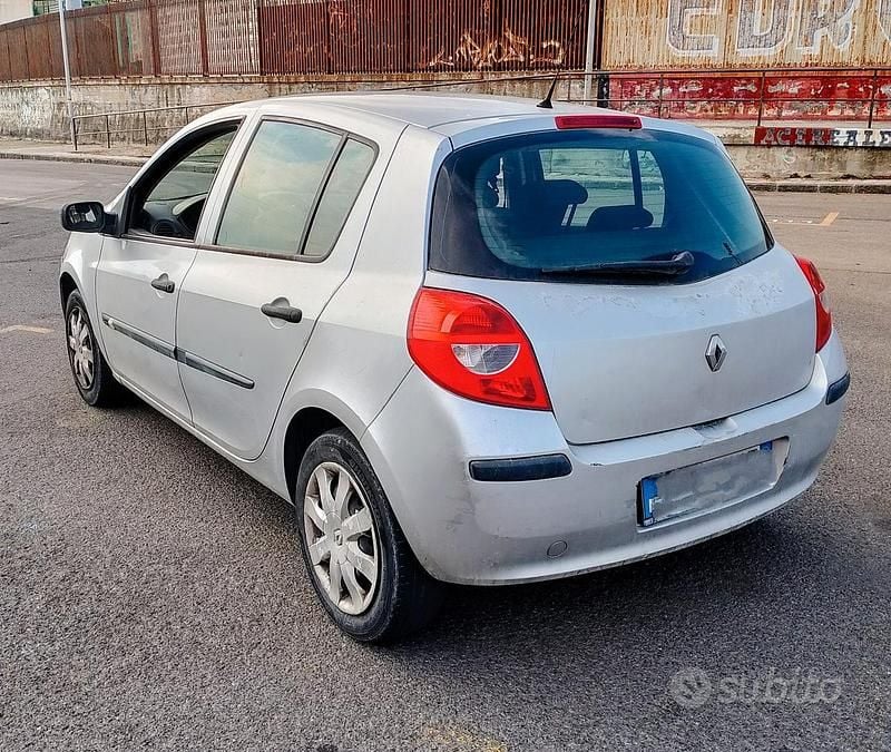 Usata Renault Clio III 85 CV (62 kW) 2006 Grigio Berlina