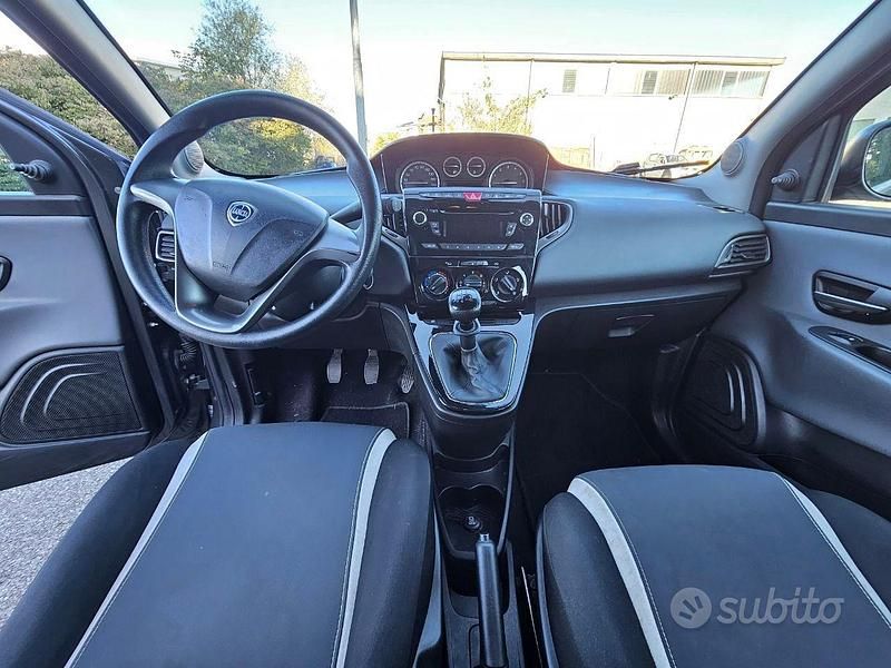 Usata Lancia Ypsilon 69 CV (50 kW) 2015 Grigio Utilitaria