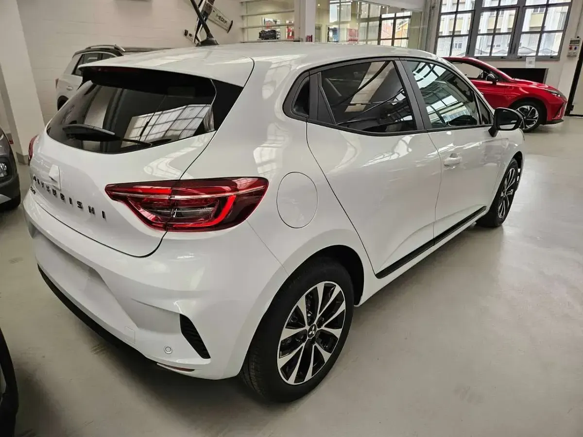 Nuova Mitsubishi Colt Invite 67 CV (49 kW) 2025 Arctic white Utilitaria