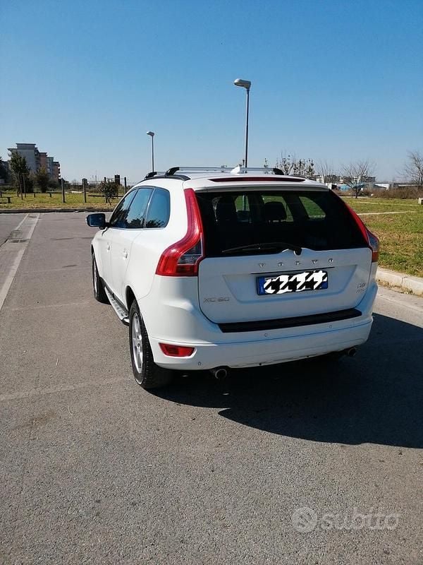 Bianco Usata 2011 Volvo XC60 SUV | 8300 € (Ottimo prezzo) - Immagine 1/4