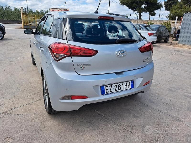Usata Hyundai i20 Style 75 CV (55 kW) 2015 Grigio Berlina