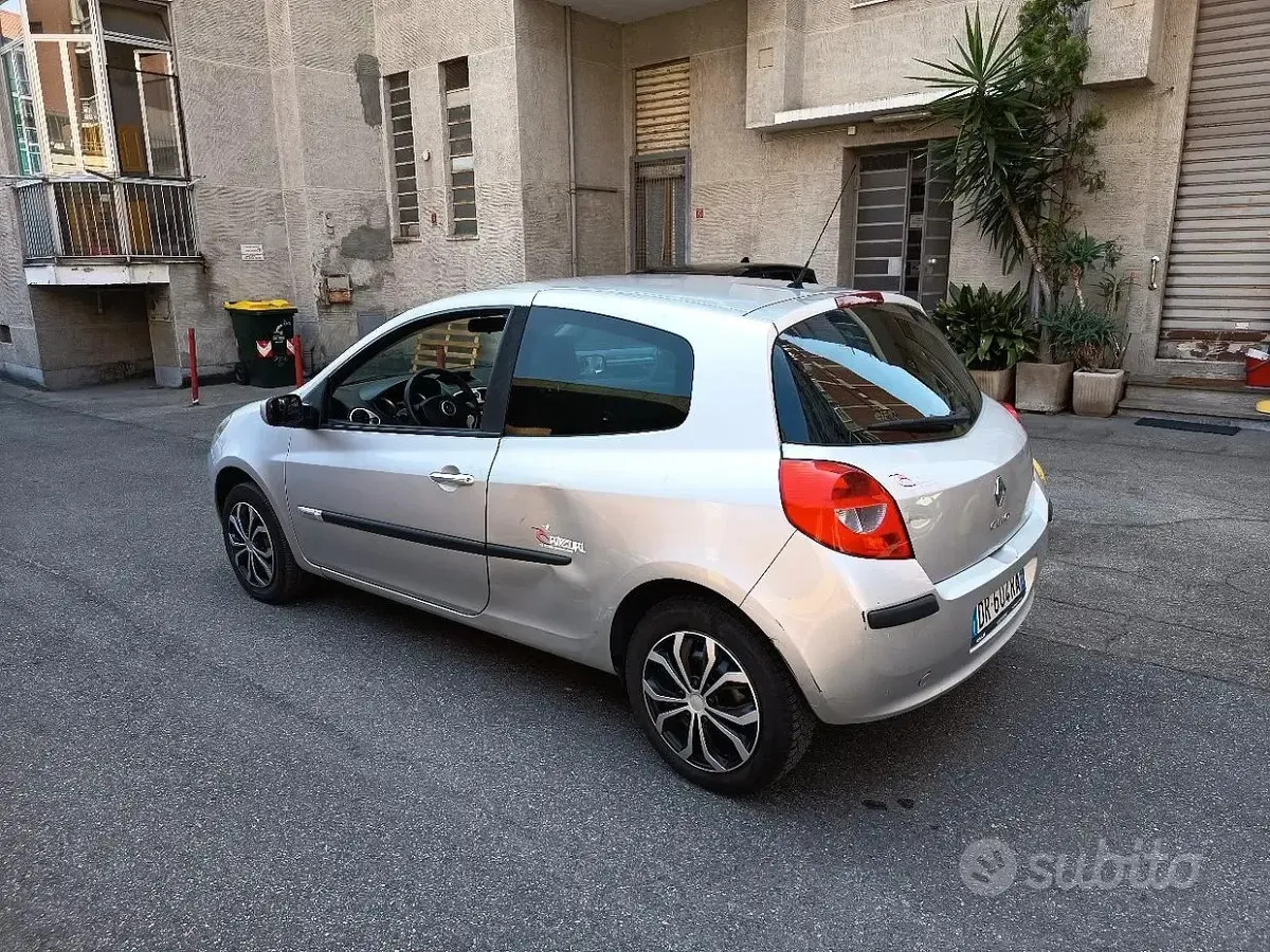 Usata Renault Clio II 75 CV (55 kW) 2008 Grigio Berlina