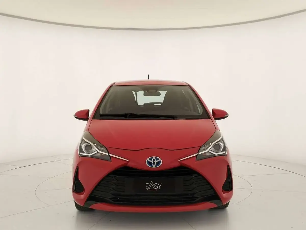 Usata Toyota Yaris Hybrid Active 73 CV (53 kW) 2017 Rosso Berlina