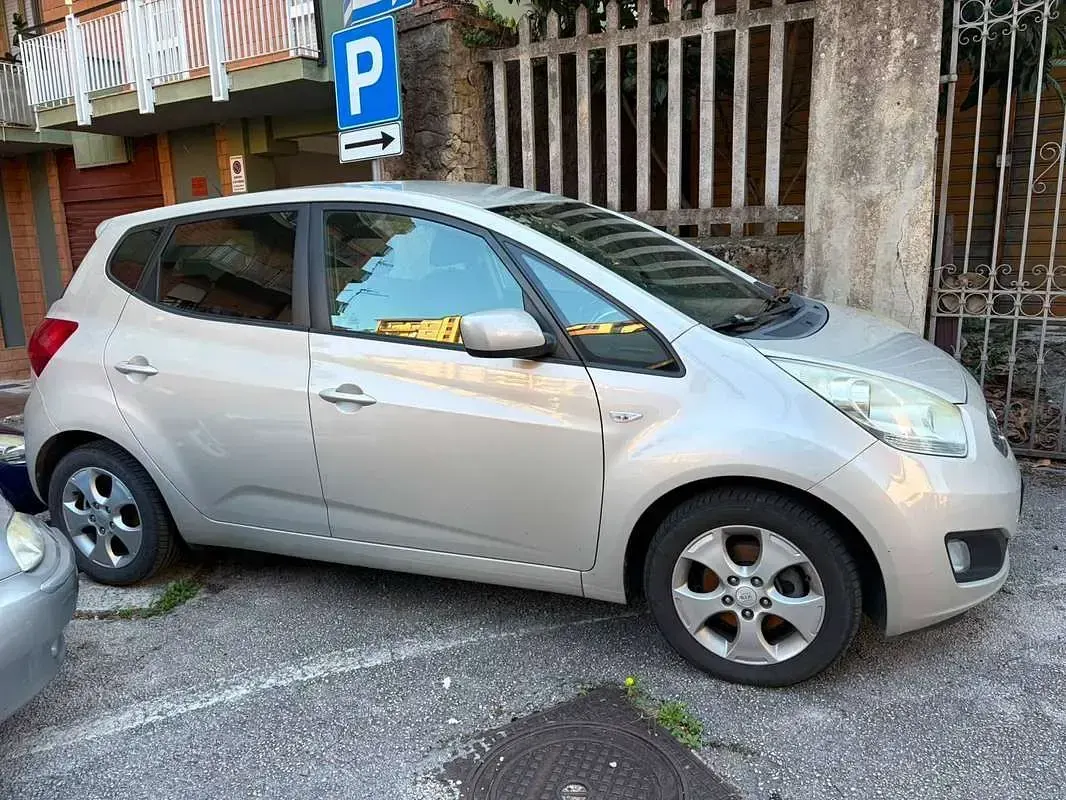 Usata Kia Venga Active 90 CV (66 kW) 2010 Bronzo Utilitaria