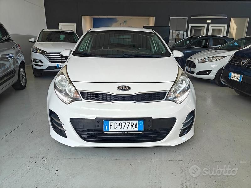 Bianco Usata 2016 Kia Rio Plus Tre volumi | 8900 € (Buon prezzo) - Immagine 1/4