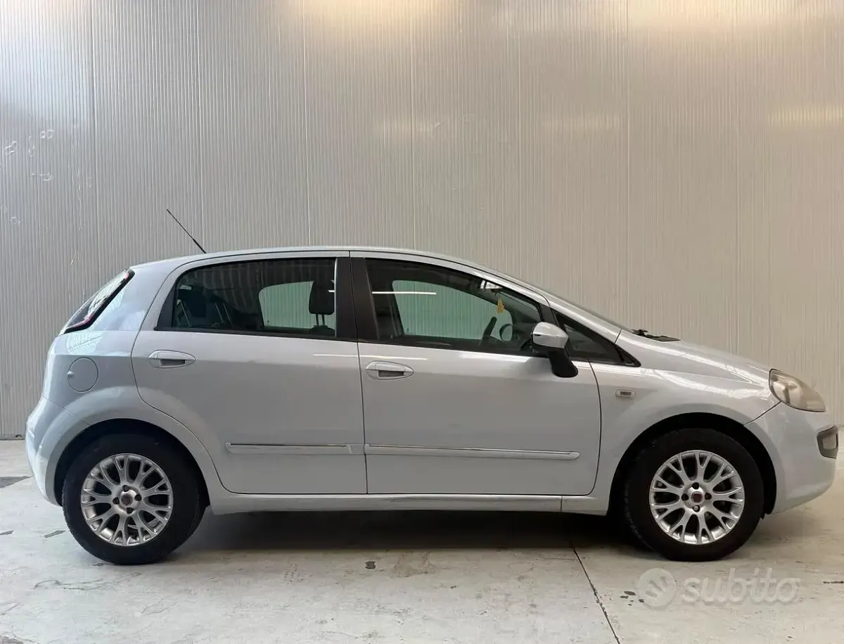 Usata Fiat Grande Punto 77 CV (56 kW) 2011 Bianco Utilitaria