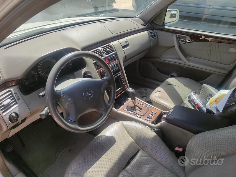 Usata Mercedes E220 143 CV (105 kW) 2001 Bianco Berlina