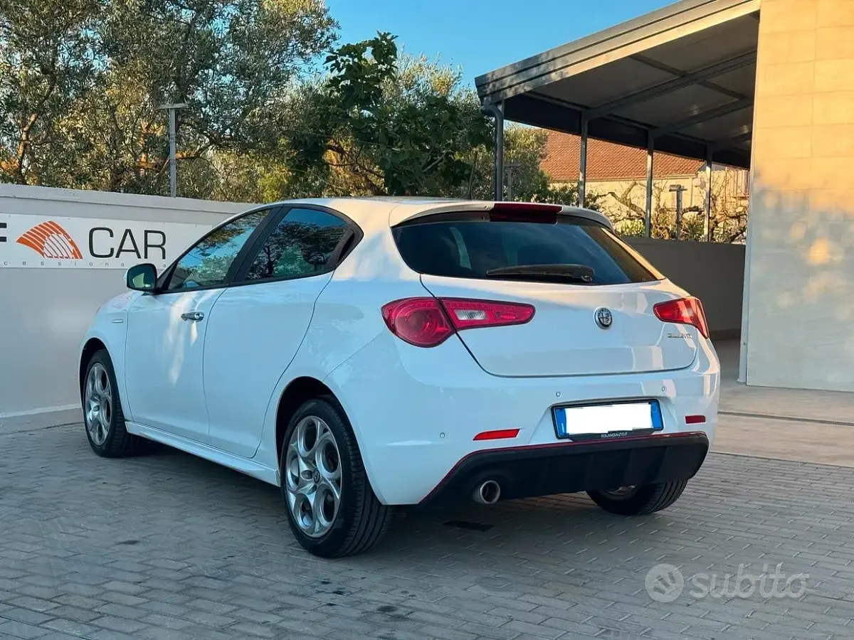 Usata Alfa Romeo Giulietta Super 120 CV (88 kW) 2018 Bianco Utilitaria