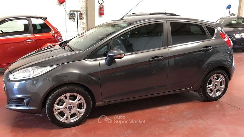 Usata Ford Fiesta Titanium 101 CV (74 kW) 2016 Grigio Berlina