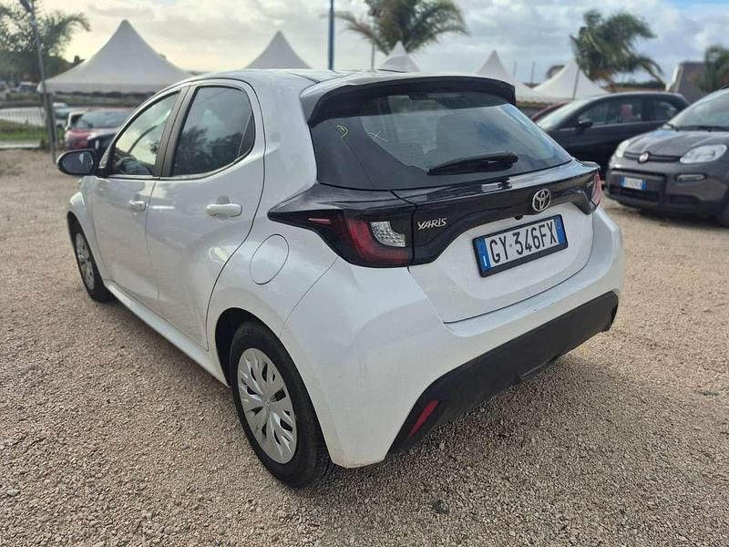 Usata Toyota Yaris Hybrid Lounge 92 CV (67 kW) 2025 Bianco Berlina