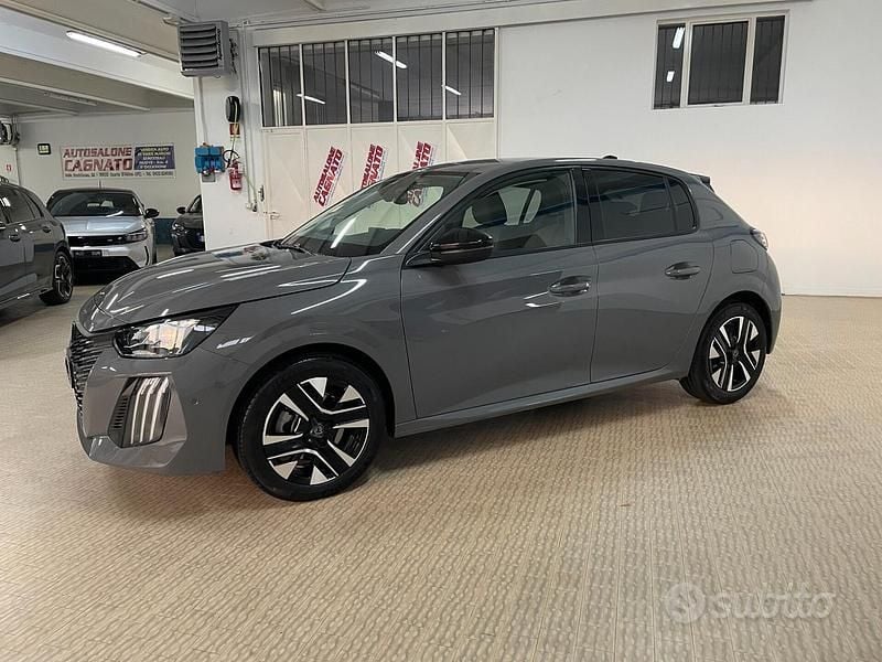 Usata Peugeot 208 Allure 101 CV (74 kW) 2024 Grigio selenium metalizzato Utilitaria
