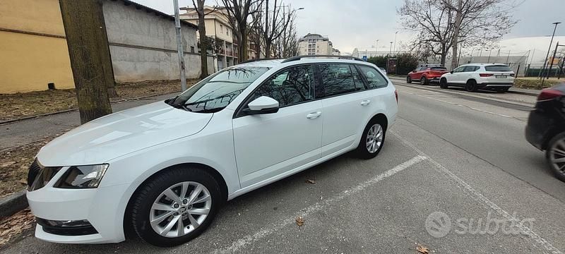 Usata Skoda Octavia Executive 116 CV (85 kW) 2020 Bianco Station wagon