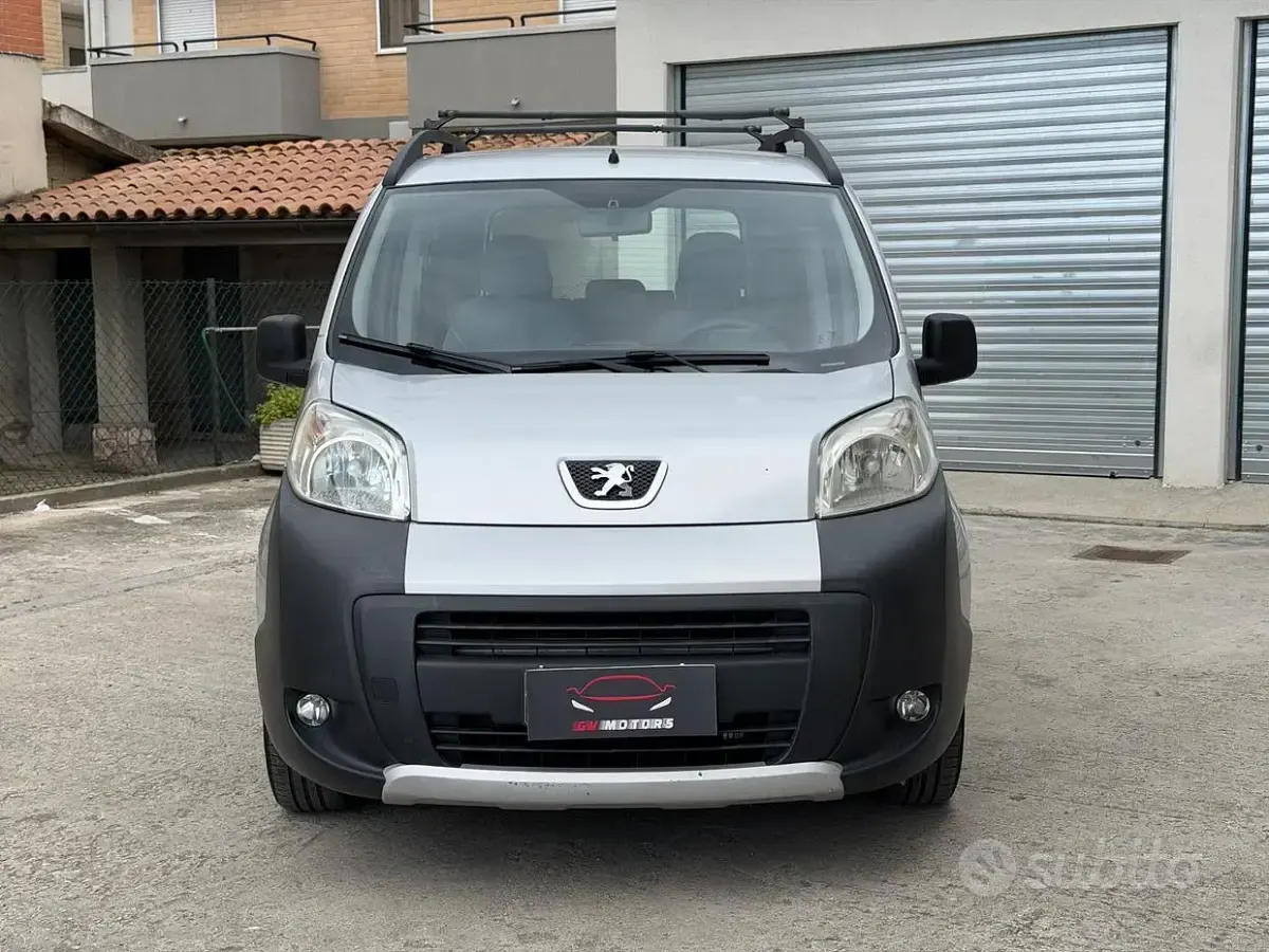 Begagnad Peugeot Bipper Outdoor 68 HK (50 kW) 2011 Grå Minibuss
