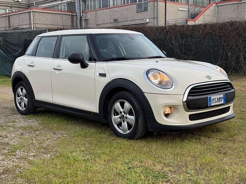 Begagnad Mini ONE Hype 102 HK (75 kW) 2018 Vit Halvkombi