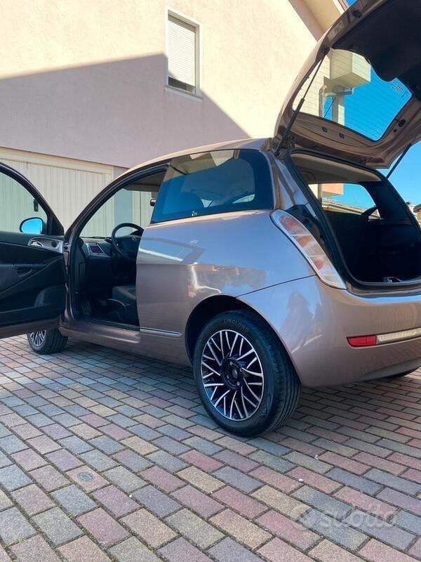 Usata Lancia Ypsilon 75 CV (55 kW) 2011 Utilitaria