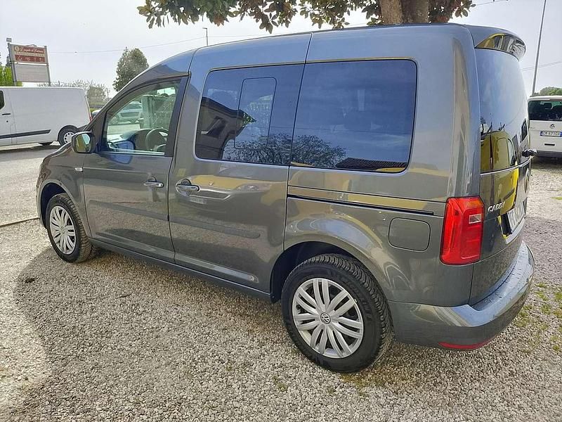 Usata VW Caddy Highline 122 CV (89 kW) 2016 Grigio Monovolume