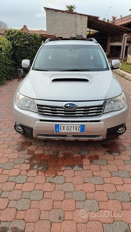 Grigio Usata 2010 Subaru Forester SUV | 5400 € (Buon prezzo) - Immagine 1/4