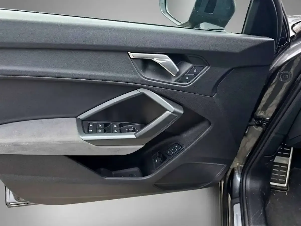 Usata Audi Q3 Sportback S-Line 190 CV (139 kW) 2024 Grigio daytona SUV