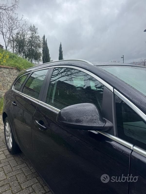 Usata Opel Astra 110 CV (80 kW) 2012 Nero Station wagon