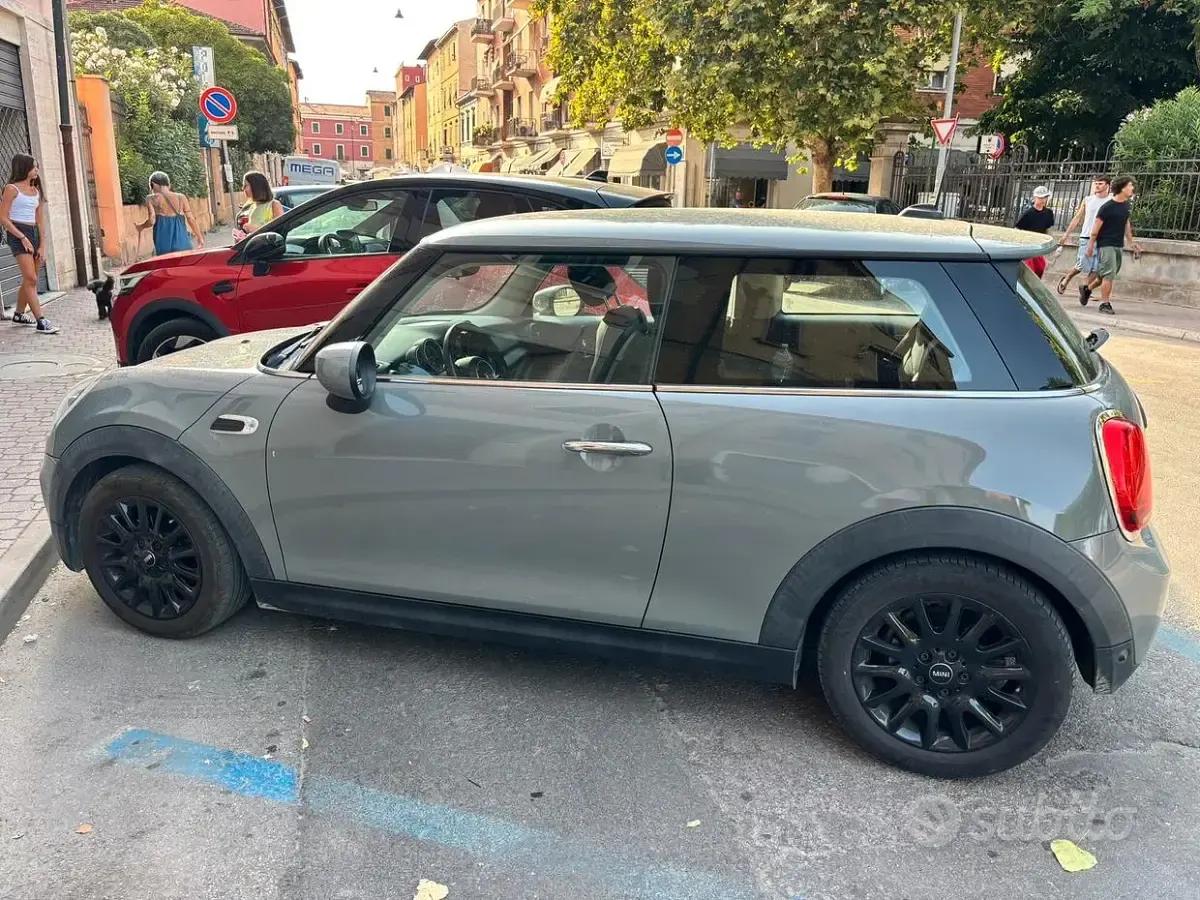 Usata Mini ONE 75 CV (55 kW) 2020 Grigio Utilitaria
