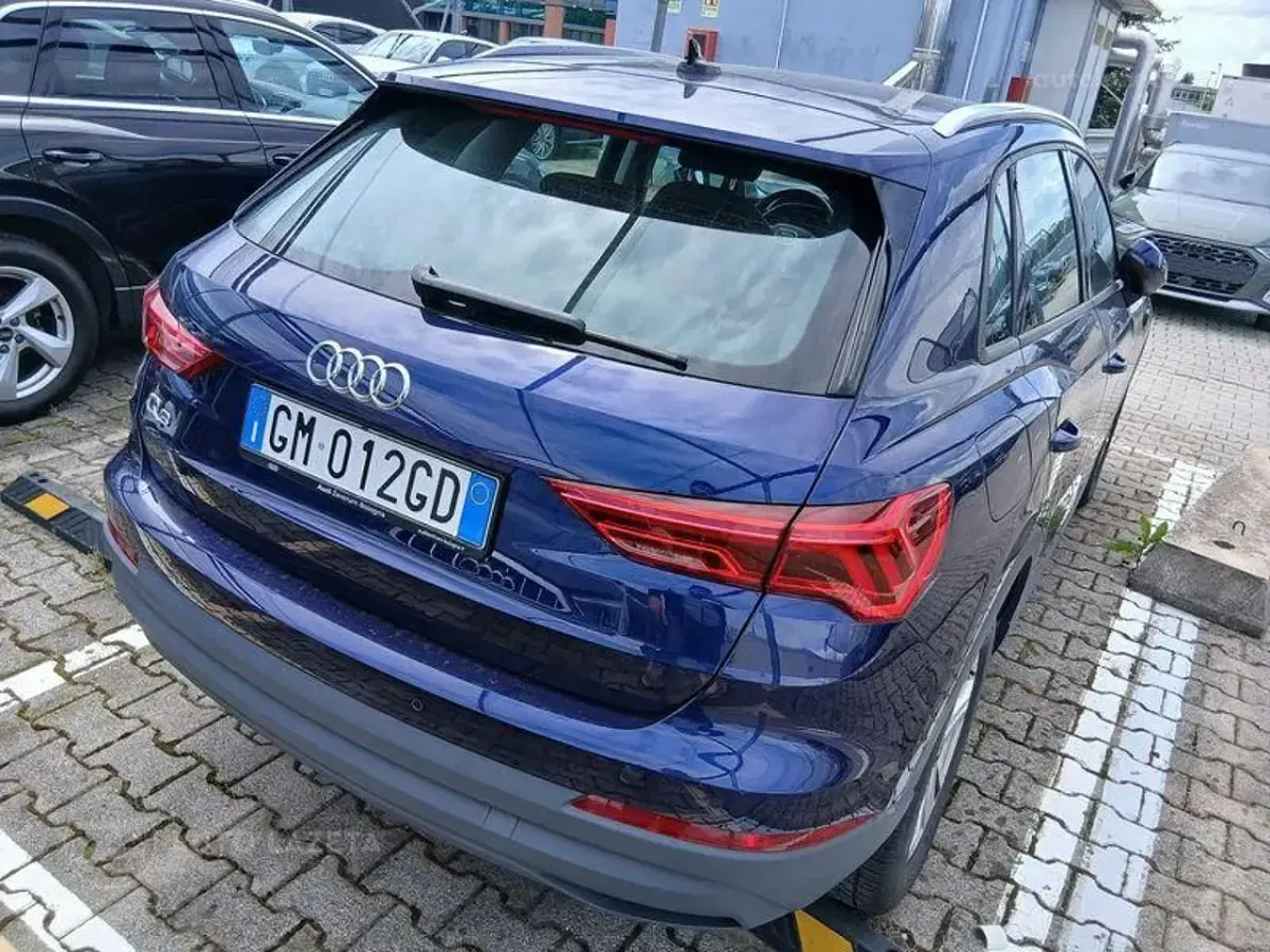 Usata Audi Q3 Ambiente 150 CV (110 kW) 2023 Blu metallizzato SUV
