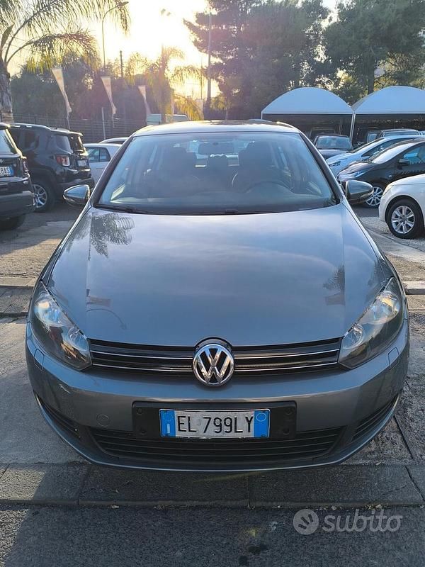 Grigio Usata 2012 VW Golf VII Comfortline Tre volumi | 6000 € (Buon prezzo) - Immagine 1/4