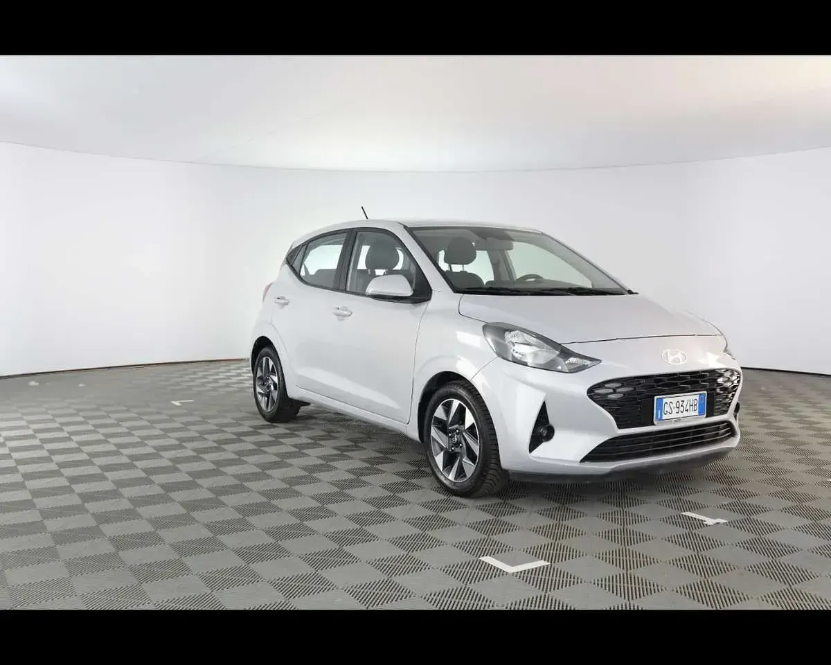 Usata Hyundai i10 67 CV (49 kW) 2024 Lumen grey Utilitaria