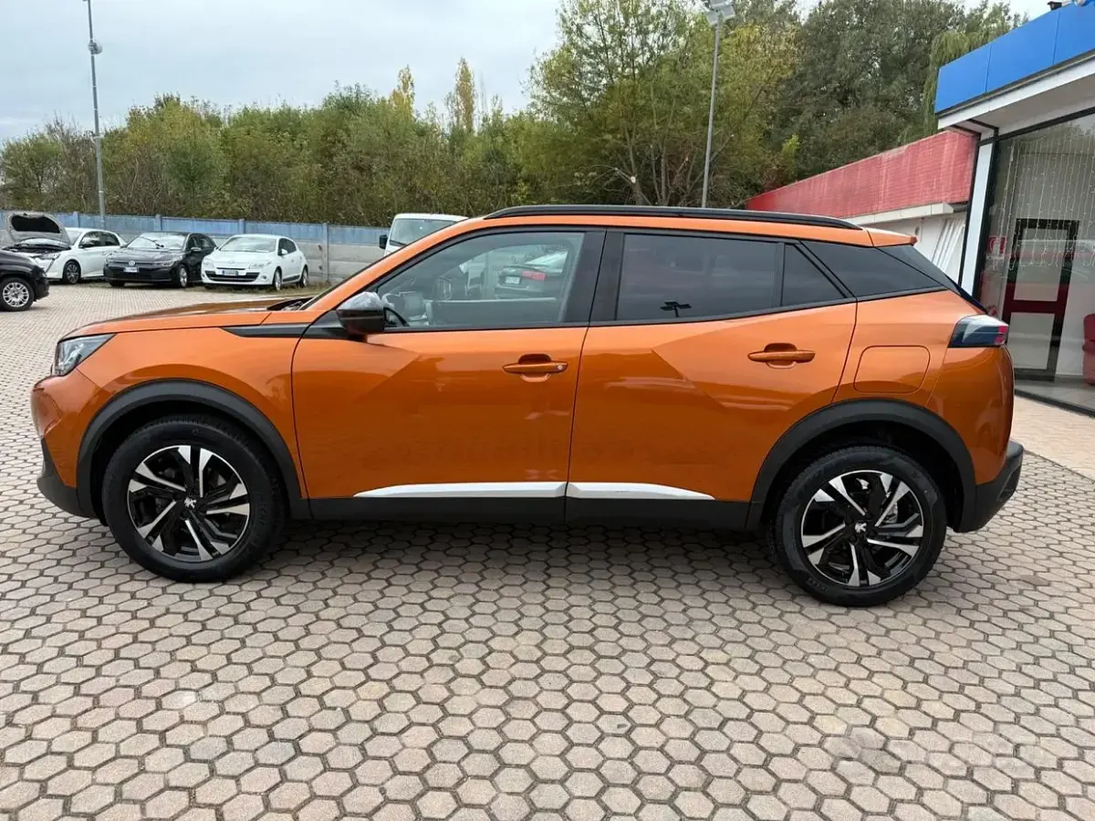 Usata Peugeot 2008 Allure 101 CV (74 kW) 2023 Arancione SUV
