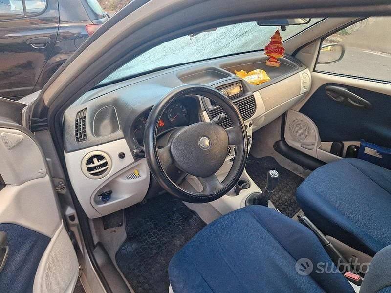 Usata Fiat Punto Emotion 86 CV (63 kW) 2003 Utilitaria