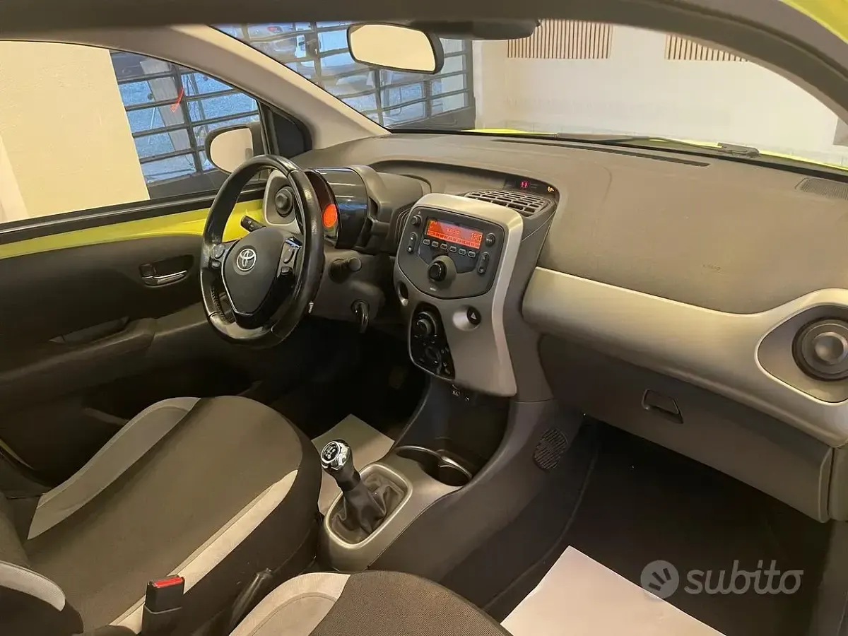 Usata Toyota Aygo 69 CV (50 kW) 2017 Giallo Utilitaria